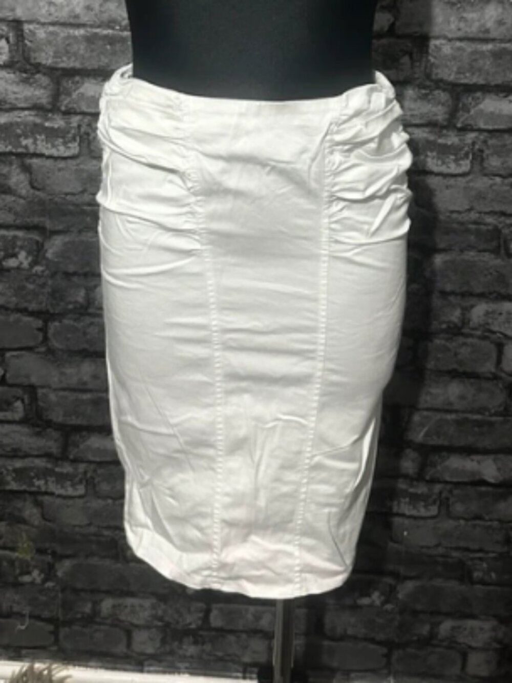Slimming and slimming white hip hugging skirt